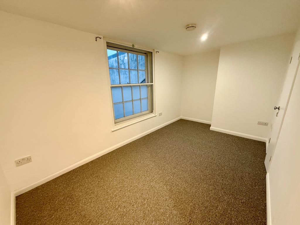 Lot: 123 - TOWN CENTRE FLAT FOR REFURBISHEMNT - Bedroom